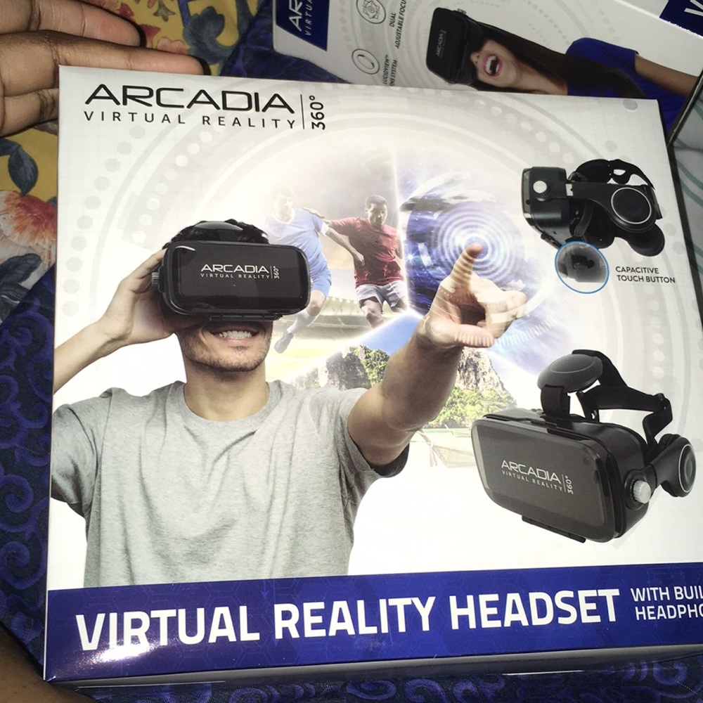 2 Arcadia virtual reality headsets with headphone